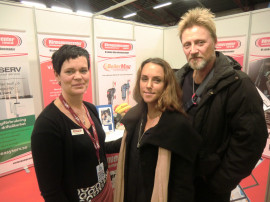 Petra Edqvist, Värmepumpcenter, pratar värmepump med Anna Pettersson och Jonas Jansson