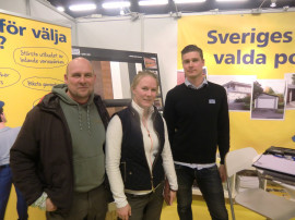 Leif Lindström och Emma Nordlund pratar portautomatik med Anders Lif, Garageportexperten
